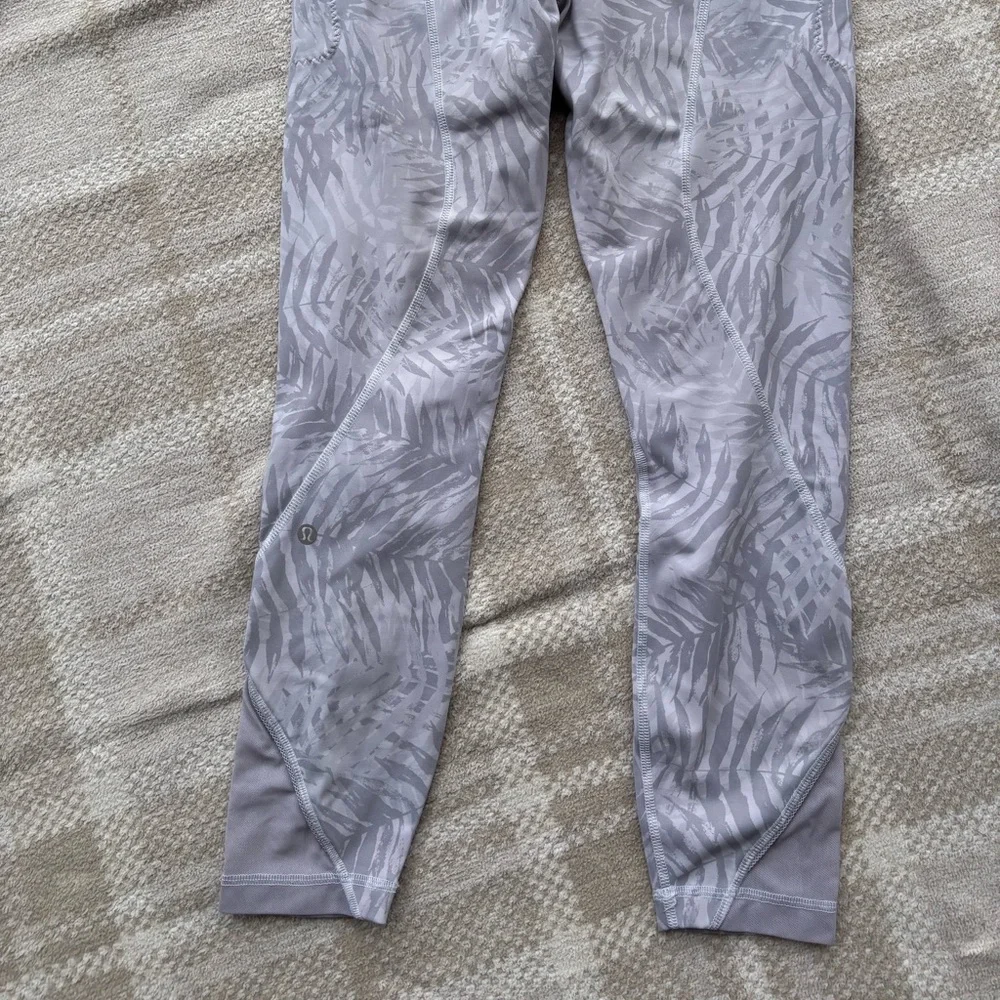 Lululemon Inspire Tight II 6 Palm Camo White‎ Nimbus Leggings